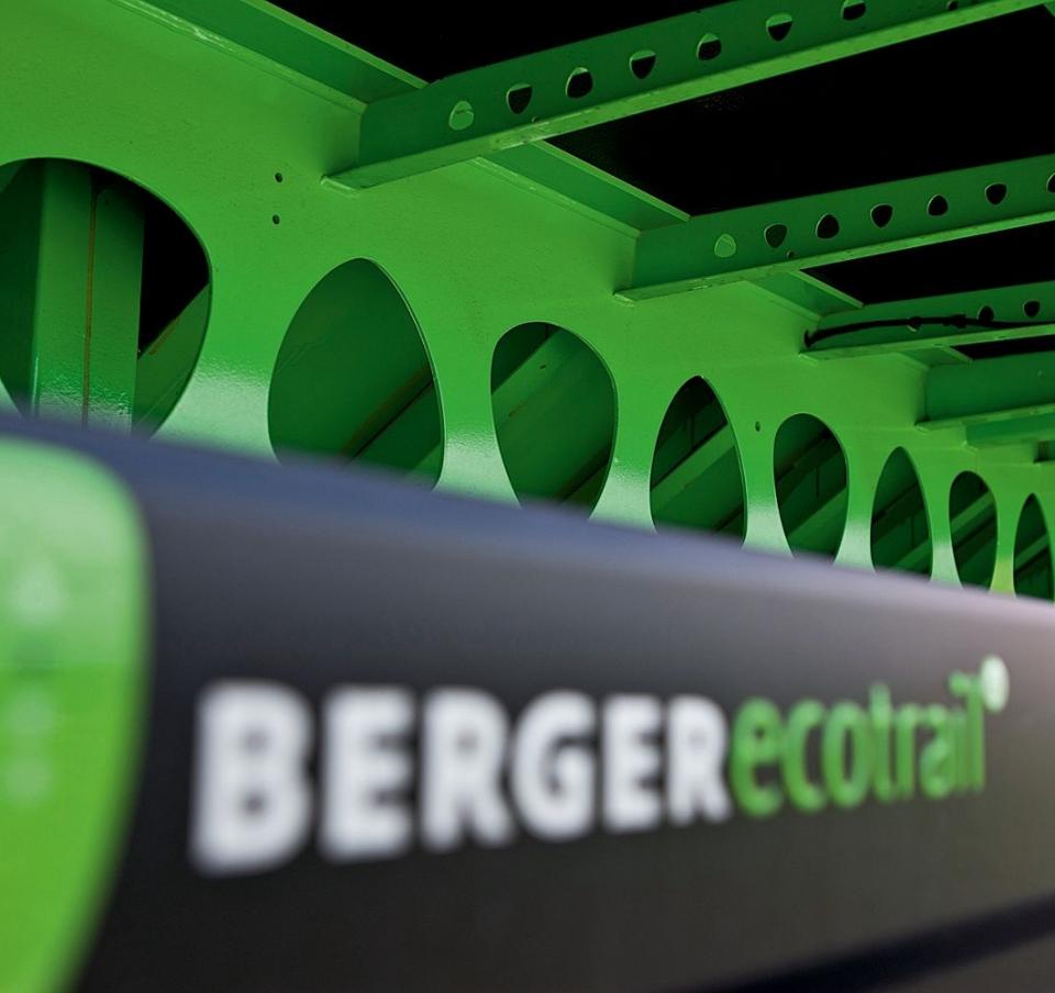 BERGERecotrail trailer under green bridge