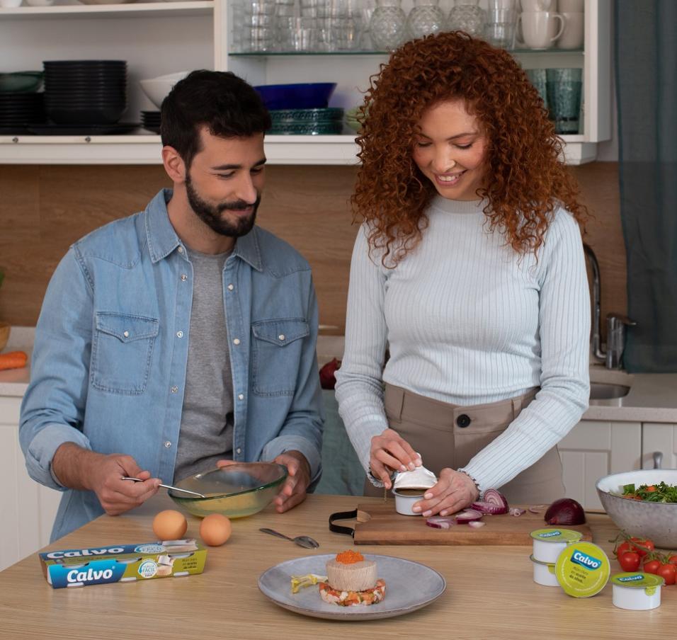 Consumers cooking with Calvo Vuelca Facil cans