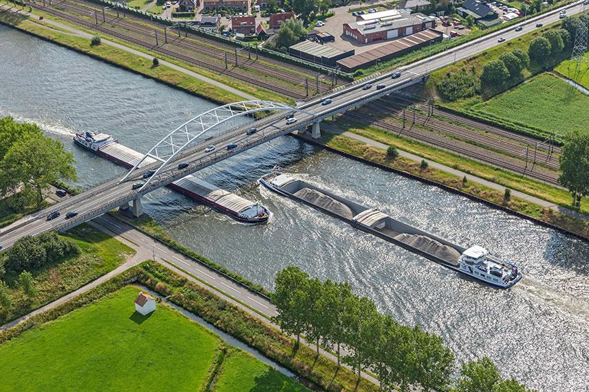 Zero carbon logistics vessel